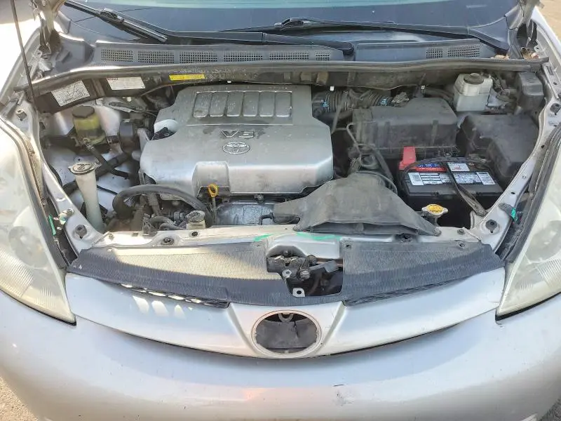 2010 TOYOTA SIENNA LE 8-PASSENGER  