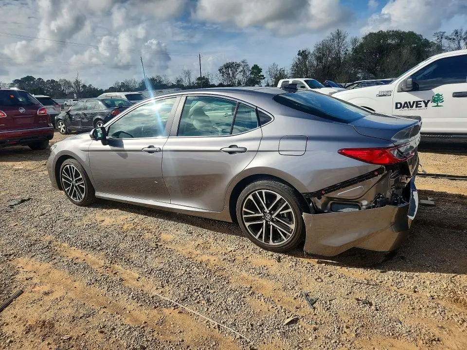 2025 TOYOTA CAMRY XLE  