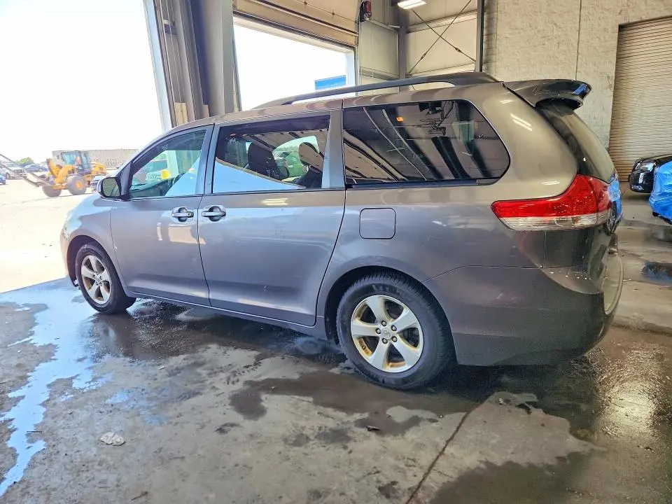 2014 TOYOTA SIENNA LE  