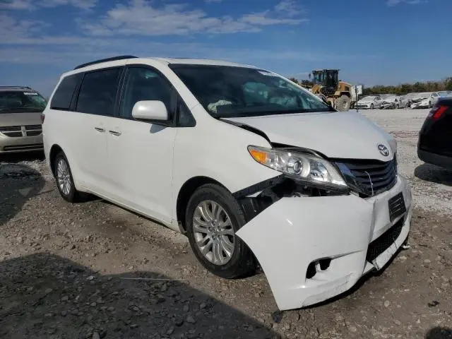 2017 TOYOTA SIENNA XLE  
