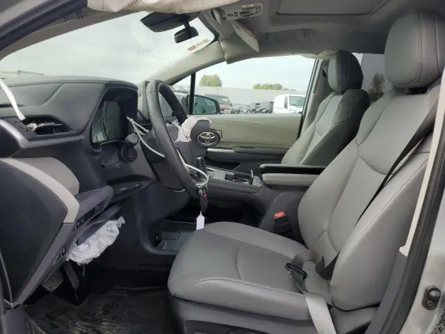 2024 TOYOTA SIENNA XLE  