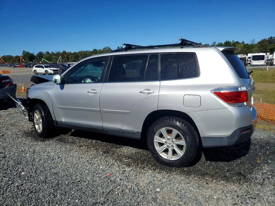 2011 TOYOTA HIGHLANDER SE  
