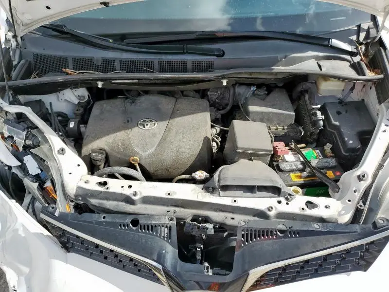 2019 TOYOTA SIENNA SE  