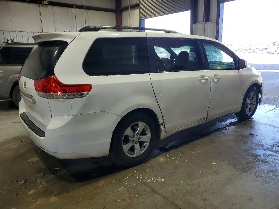 2014 TOYOTA SIENNA LE  
