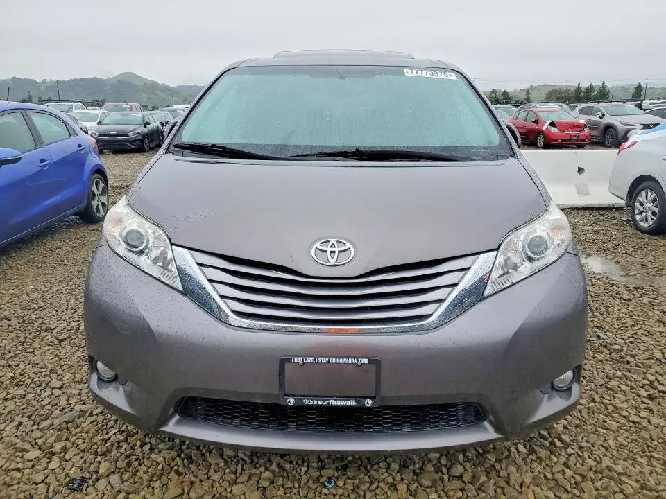 2017 TOYOTA SIENNA XLE  
