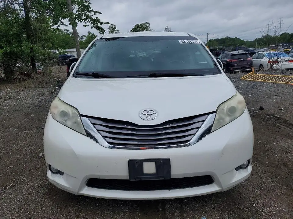 2016 TOYOTA SIENNA XLE 8-PASSENGER  