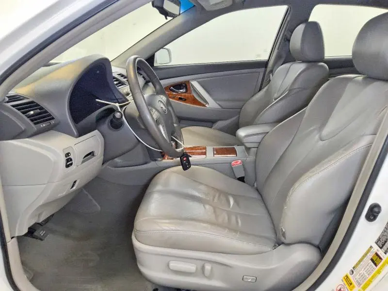 2011 TOYOTA CAMRY XLE V6  