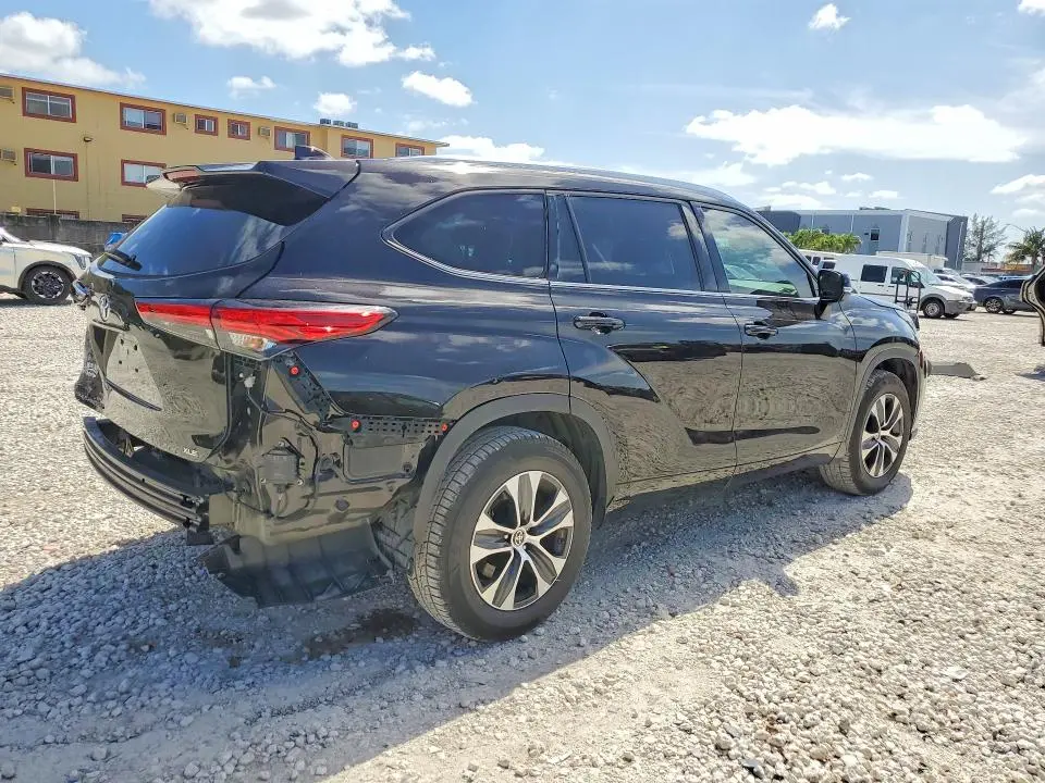2021 TOYOTA HIGHLANDER XLE  