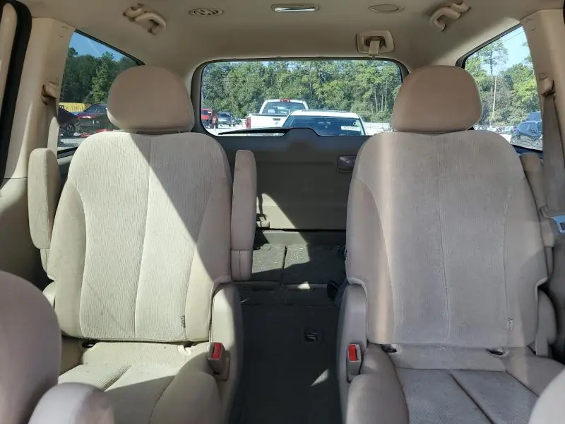 2011 KIA SEDONA LX  