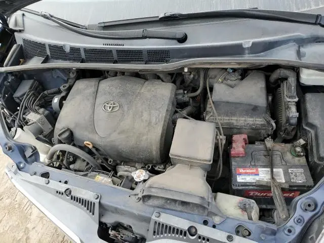 2019 TOYOTA SIENNA XLE  