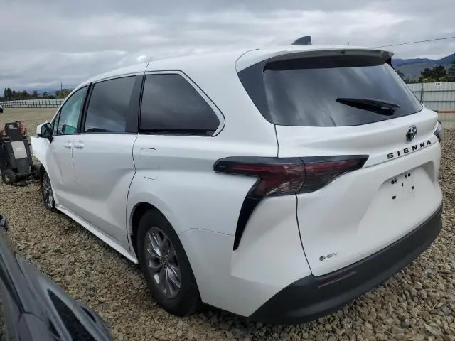 2025 TOYOTA SIENNA LE  