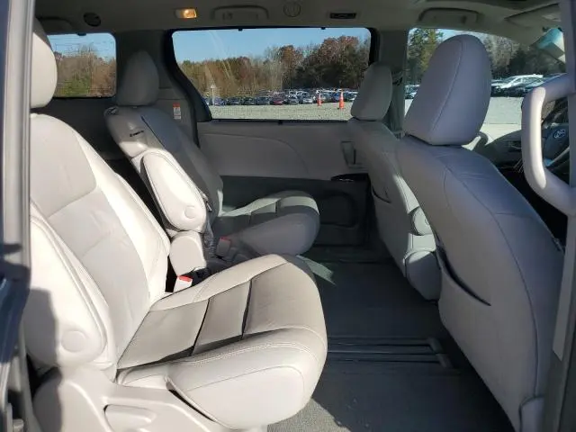 2016 TOYOTA SIENNA XLE  
