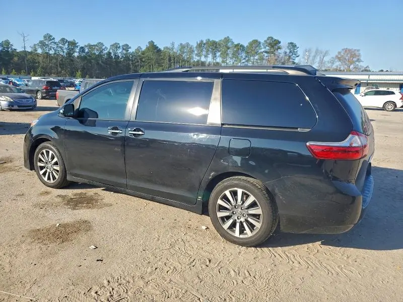 2020 TOYOTA SIENNA XLE  