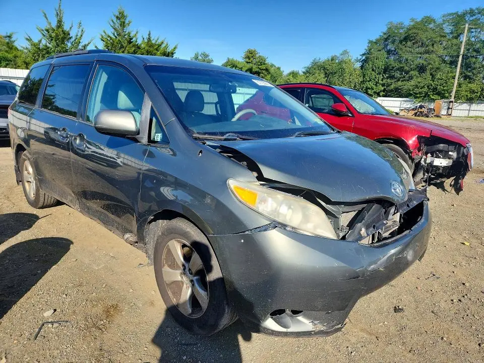2013 TOYOTA SIENNA LE  