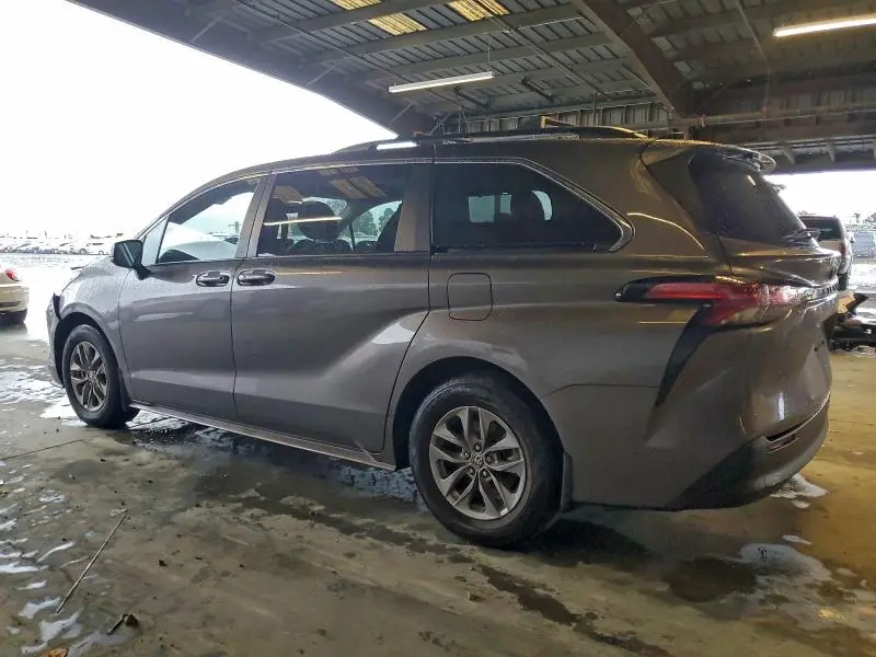 2022 TOYOTA SIENNA LE  