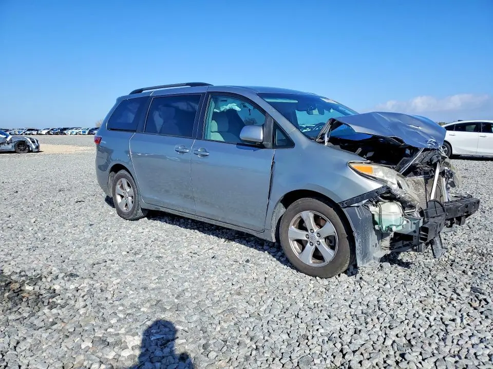 2017 TOYOTA SIENNA LE  