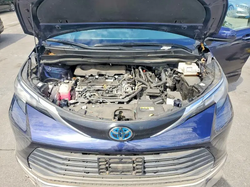 2021 TOYOTA SIENNA XLE  