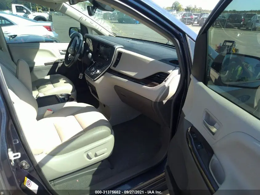 2019 TOYOTA SIENNA XLE