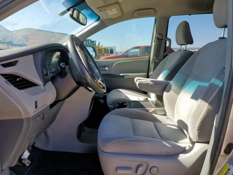 2017 TOYOTA SIENNA LE  
