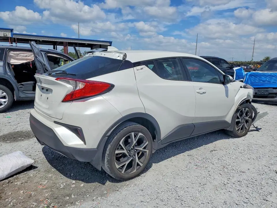 2022 TOYOTA C-HR XLE  