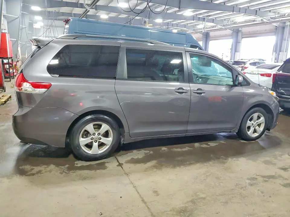 2013 TOYOTA SIENNA LE  
