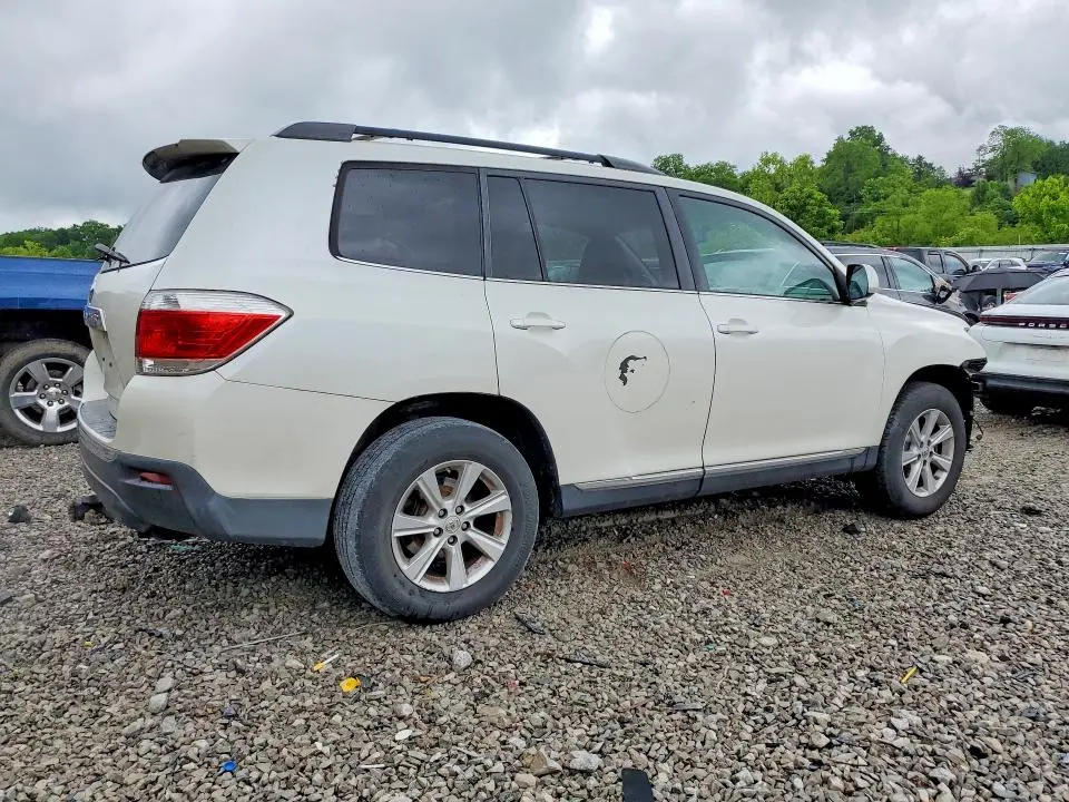 2011 TOYOTA HIGHLANDER SE  