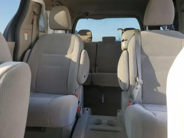 2017 TOYOTA SIENNA LE  