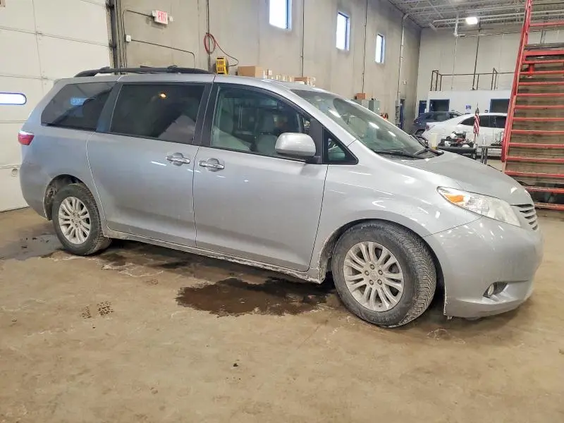 2017 TOYOTA SIENNA XLE  
