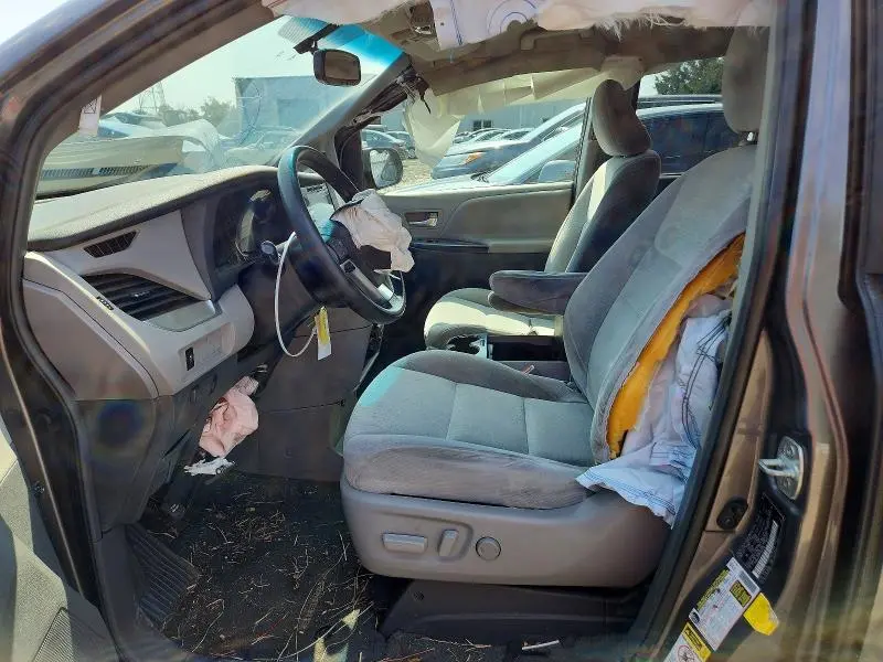 2015 TOYOTA SIENNA LE  