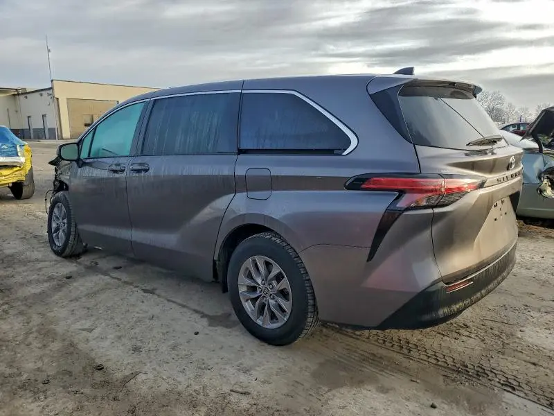 2022 TOYOTA SIENNA LE  