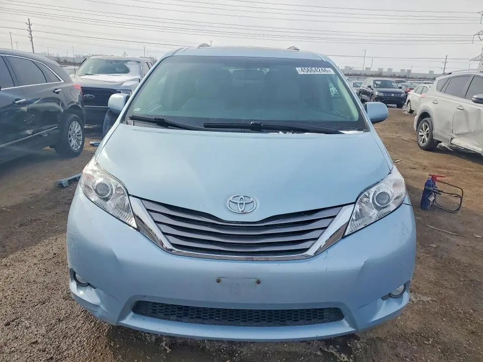 2017 TOYOTA SIENNA XLE PREMIUM 8-PASSENGER  