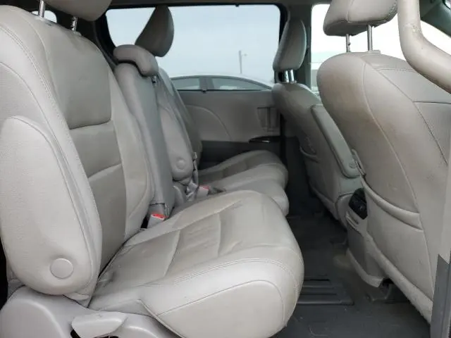 2019 TOYOTA SIENNA XLE  