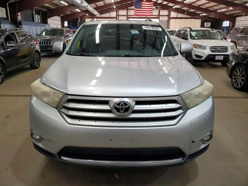 2011 TOYOTA HIGHLANDER SE  