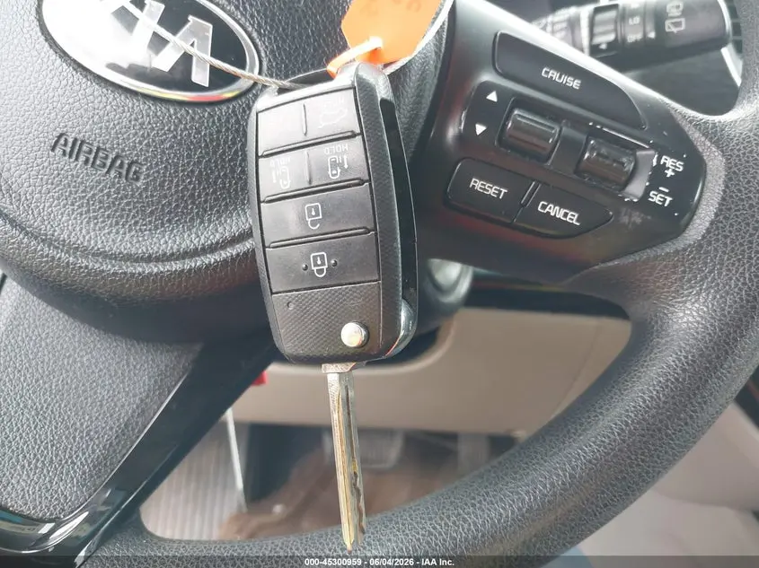 2016 KIA SEDONA LX