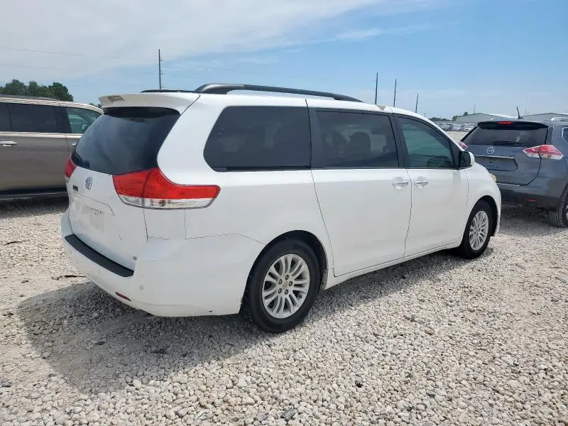 2013 TOYOTA SIENNA XLE  