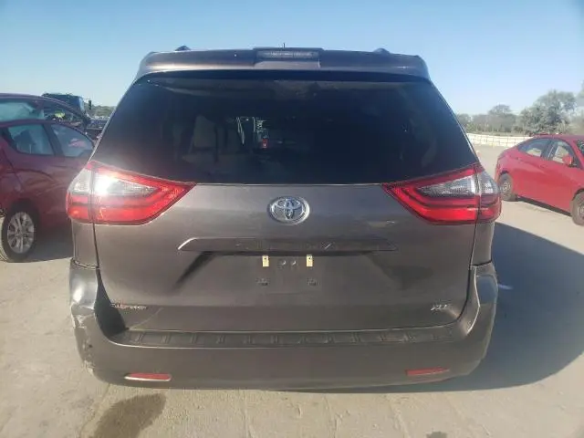 2020 TOYOTA SIENNA XLE  