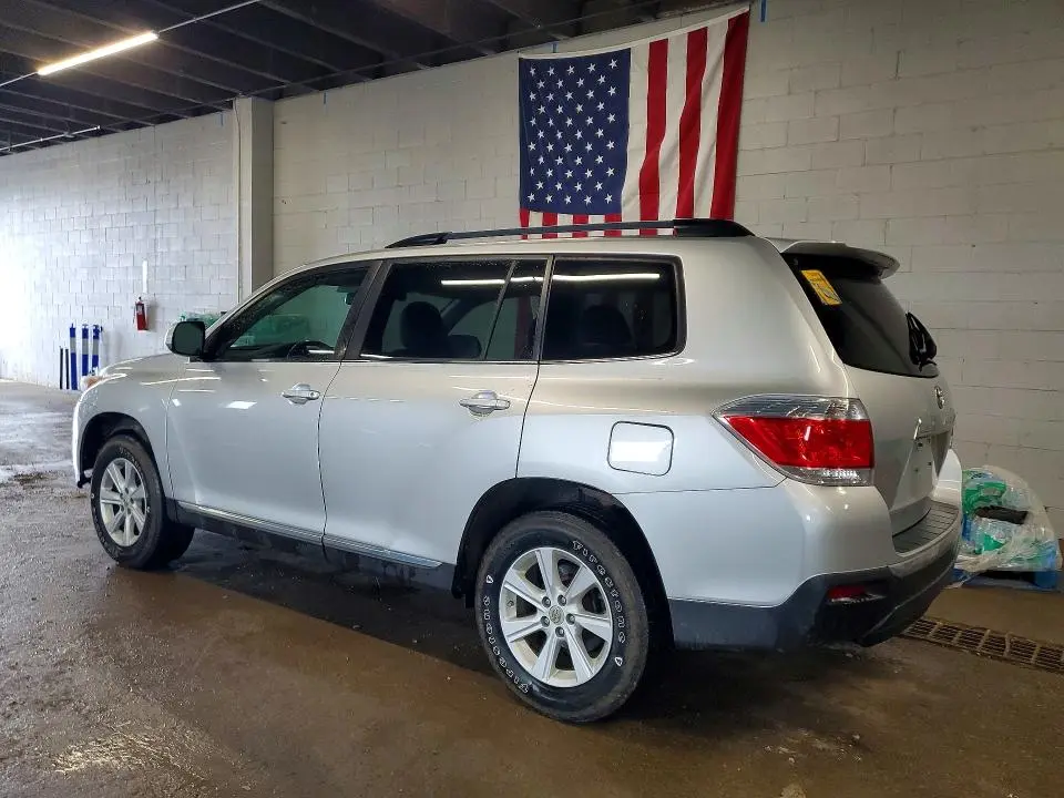 2011 TOYOTA HIGHLANDER SE  