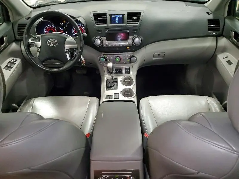 2011 TOYOTA HIGHLANDER SE  