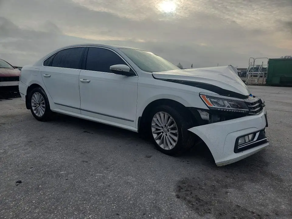 2016 VOLKSWAGEN PASSAT SE  