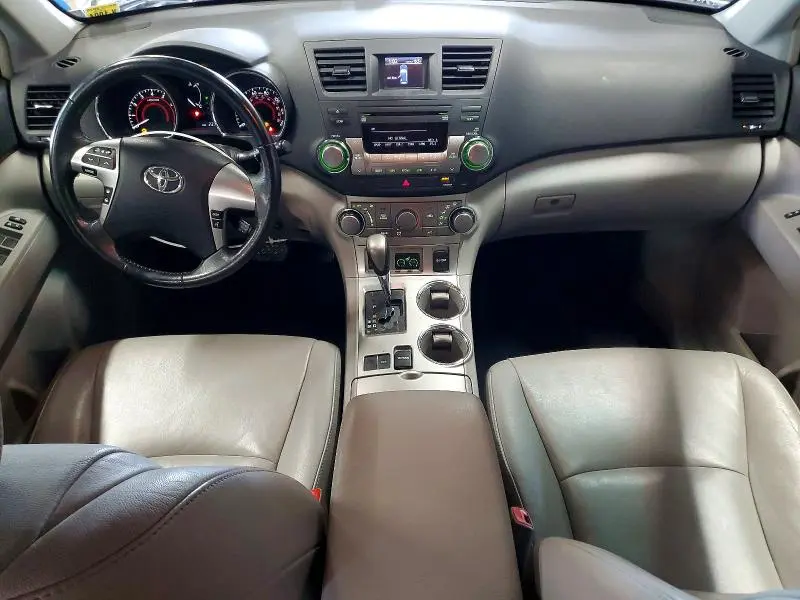 2011 TOYOTA HIGHLANDER SE  