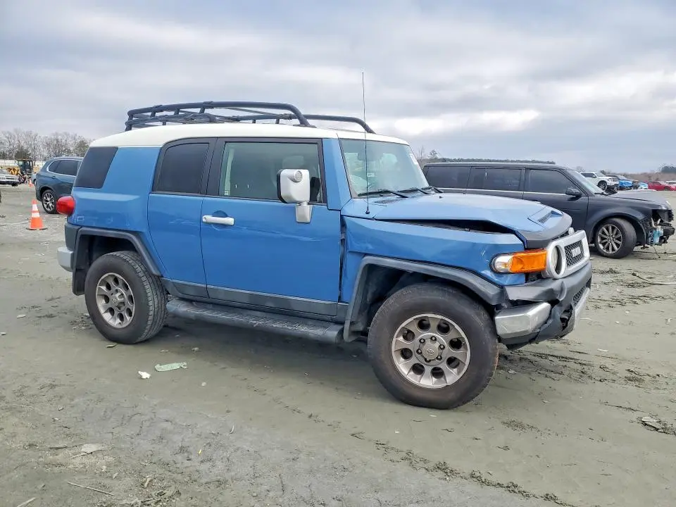 2011 TOYOTA FJ CRUISER   