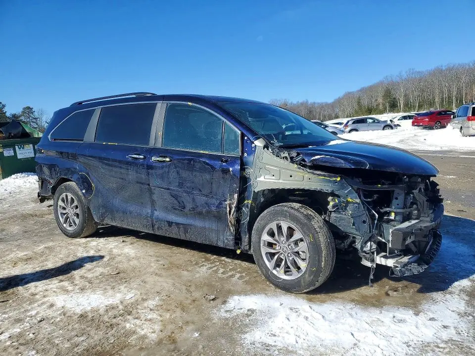 2025 TOYOTA SIENNA XLE  