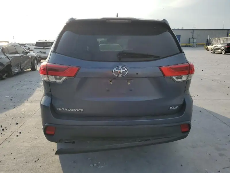 2019 TOYOTA HIGHLANDER SE  