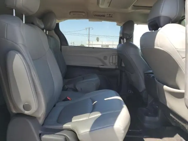2021 TOYOTA SIENNA XLE  