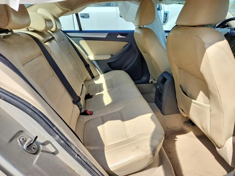 2013 VOLKSWAGEN JETTA SE  