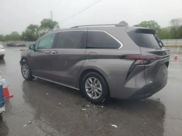 2024 TOYOTA SIENNA XLE  