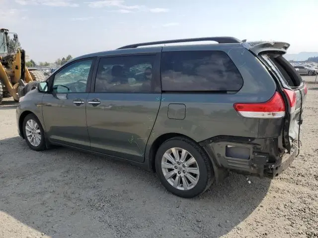 2013 TOYOTA SIENNA XLE  