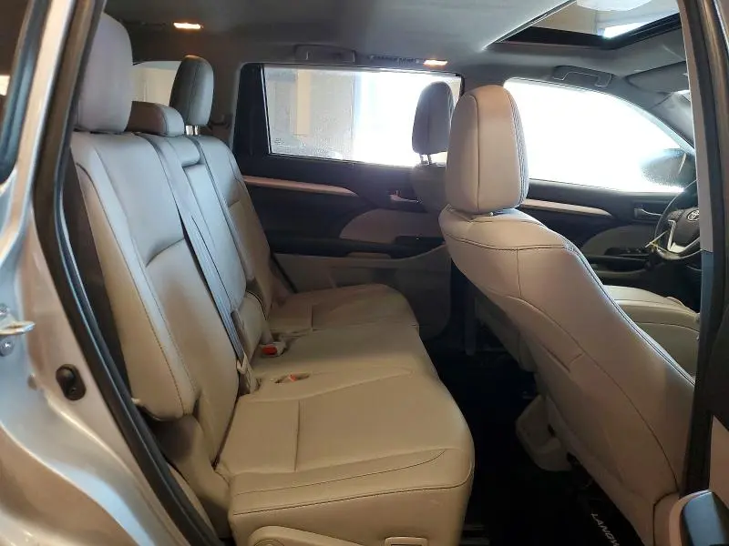 2018 TOYOTA HIGHLANDER SE  