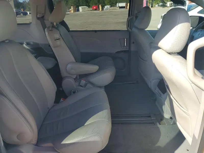 2014 TOYOTA SIENNA XLE 8-PASSENGER  