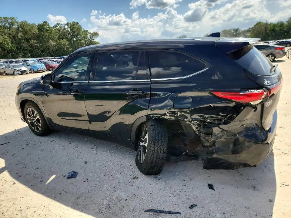 2021 TOYOTA HIGHLANDER XLE  